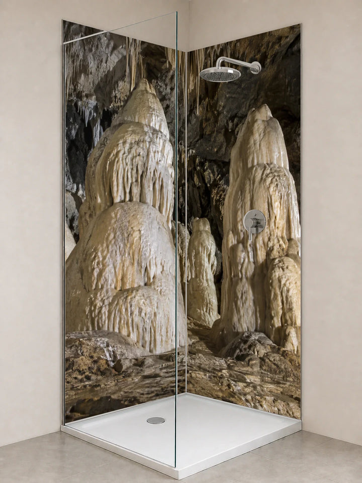 Duschrückwand „Höhlenkammer mit perlmuttfarbenem Kalk“ als installierte Rückwand in einer hellen Dusche
