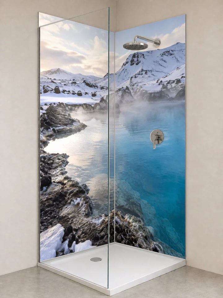 Duschrückwand „Blaue Thermalquelle am Schneeufer“ als installierte Rückwand in einer hellen Dusche
