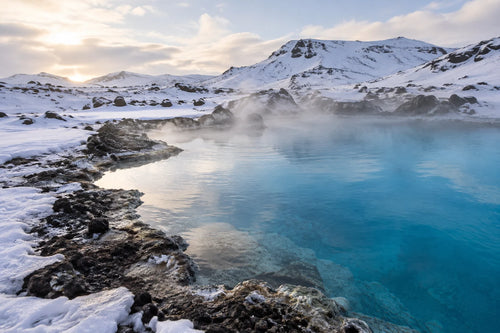 Motivvorschau „Blaue Thermalquelle am Schneeufer“ für Duschrückwand