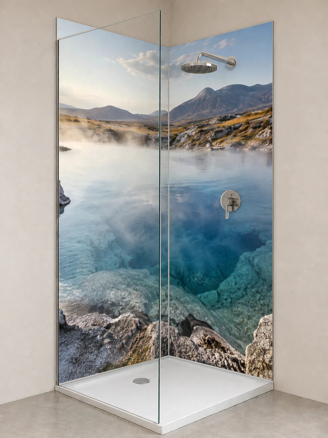 Duschrückwand „Thermalquelle unter hellem Morgennebel“ als installierte Rückwand in einer hellen Dusche