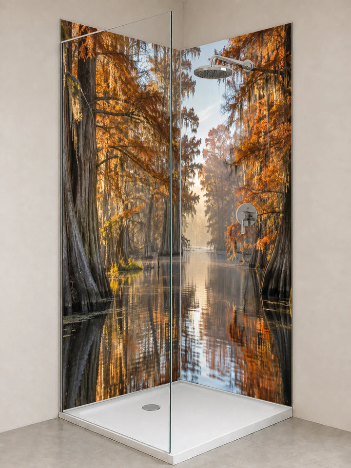 Duschrückwand „Goldenes Herbstlaub im Zypressensumpf“ als installierte Rückwand in einer hellen Dusche