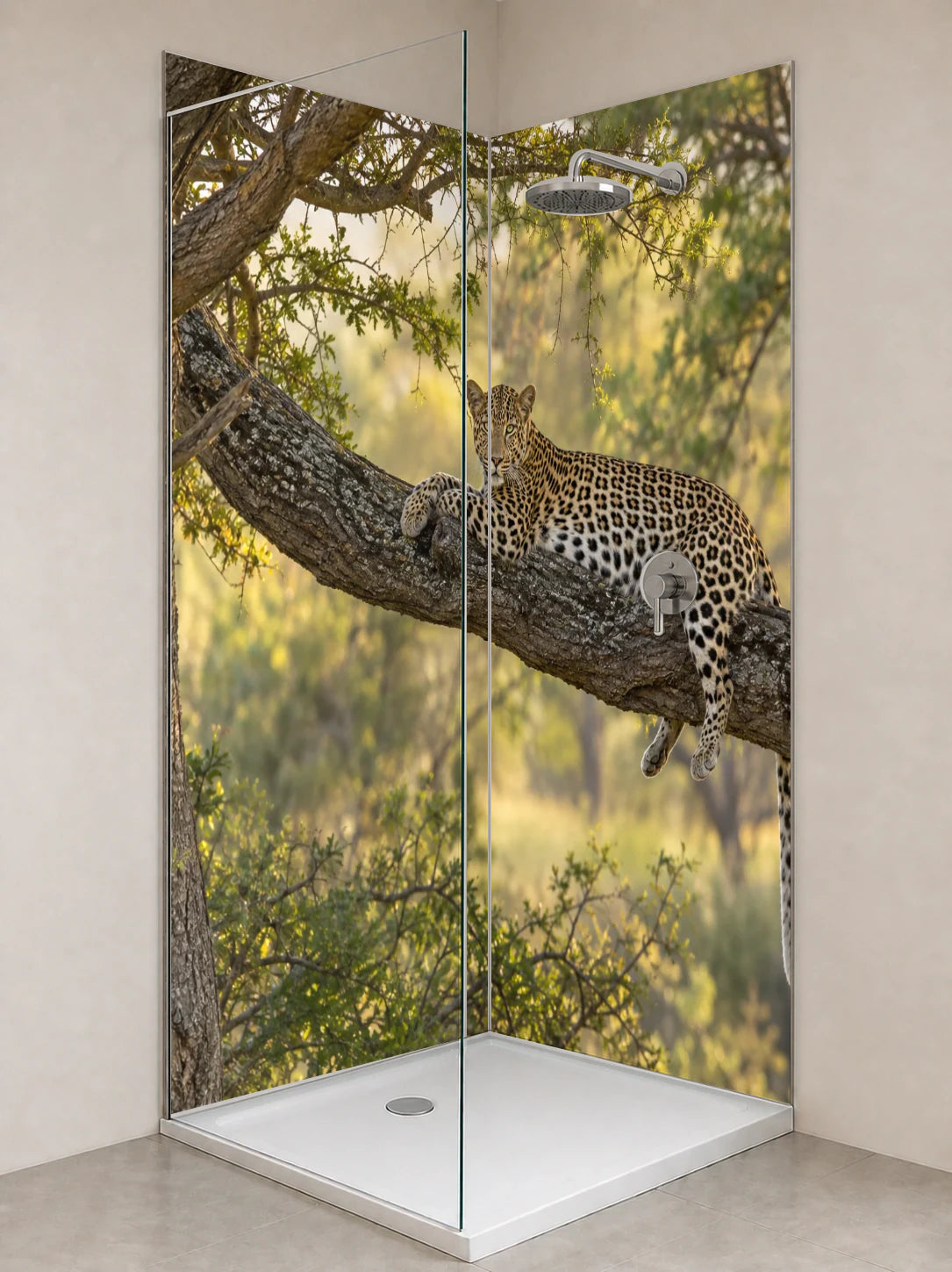 Duschrückwand „Leopard auf einem Akazienast“ als installierte Rückwand in einer hellen Dusche