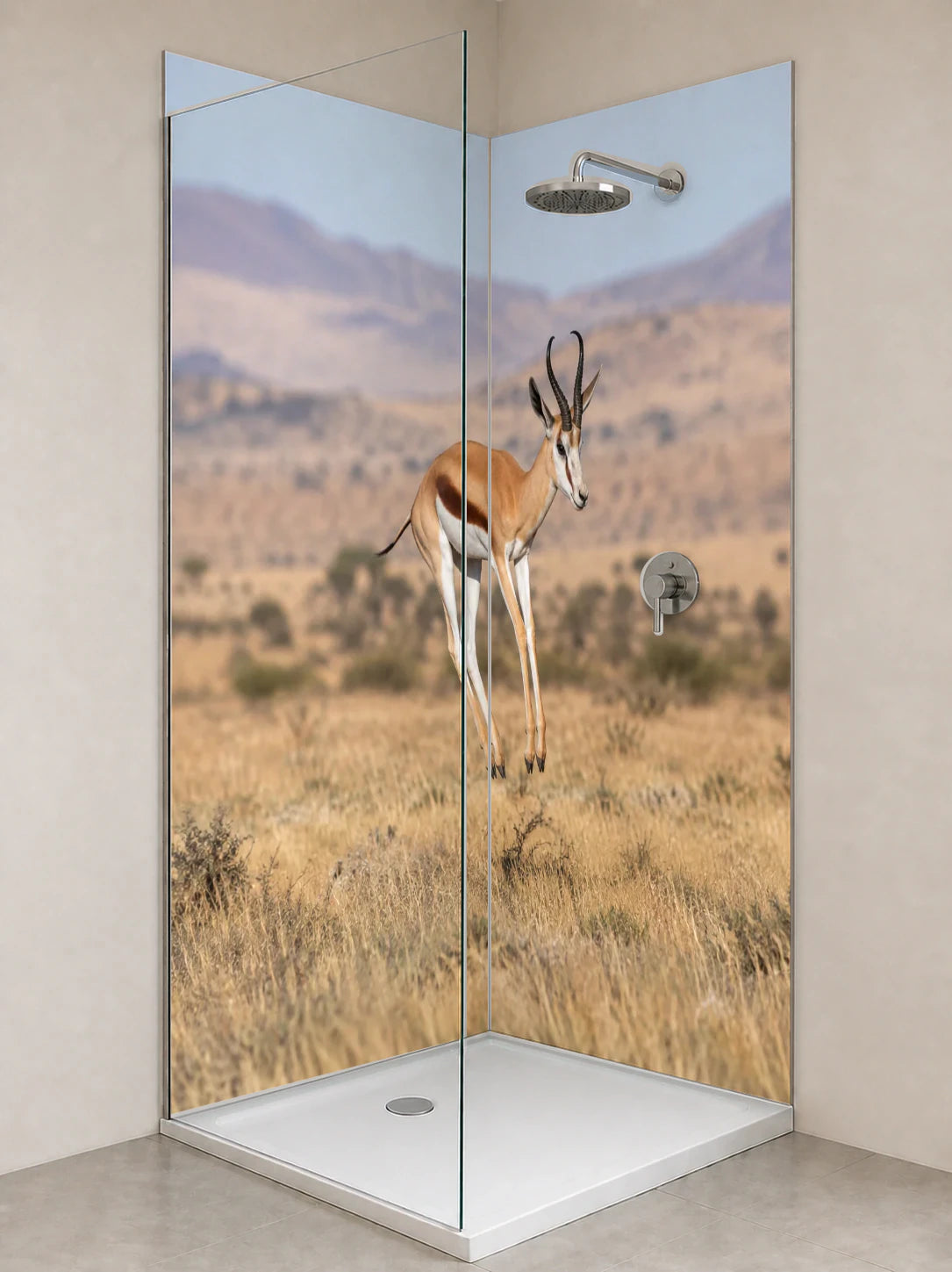 Duschrückwand „Springbock im Sprung über die Ebene“ als installierte Rückwand in einer hellen Dusche