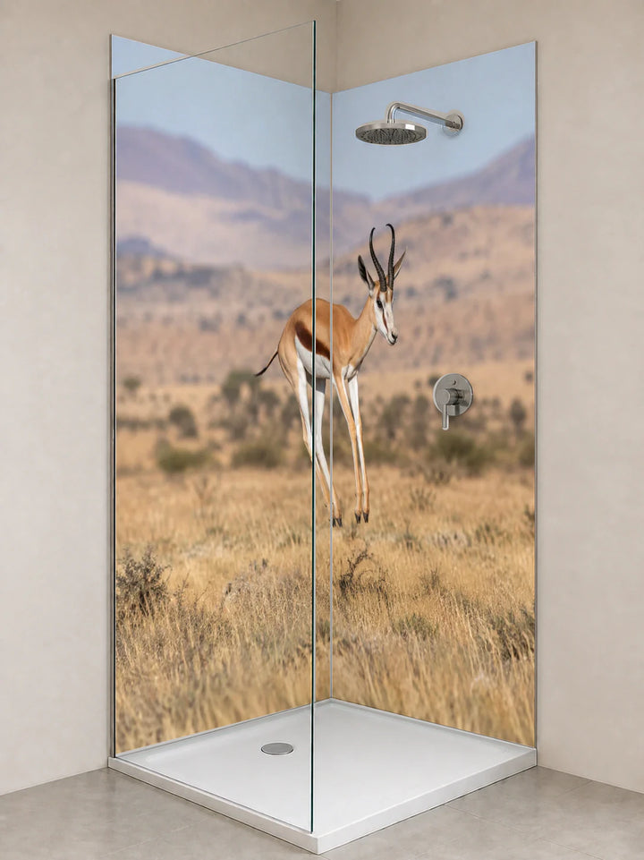 Duschrückwand „Springbock im Sprung über die Ebene“ als installierte Rückwand in einer hellen Dusche