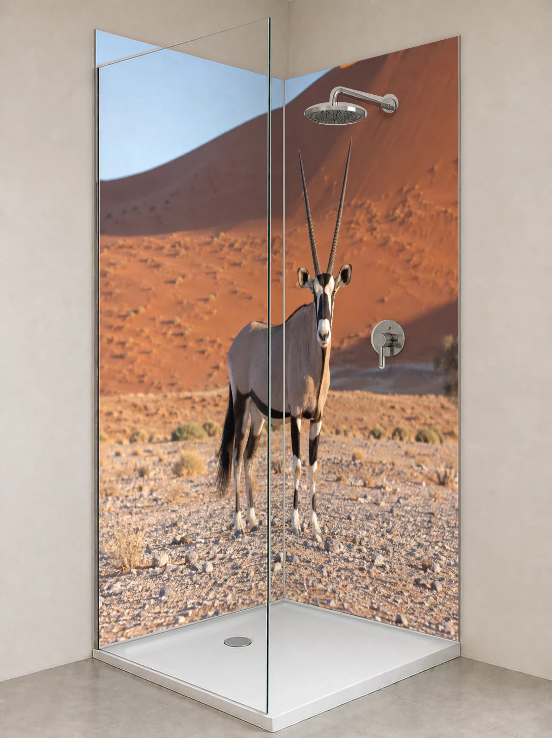 Duschrückwand „Oryx vor roten Namibdünen“ als installierte Rückwand in einer hellen Dusche