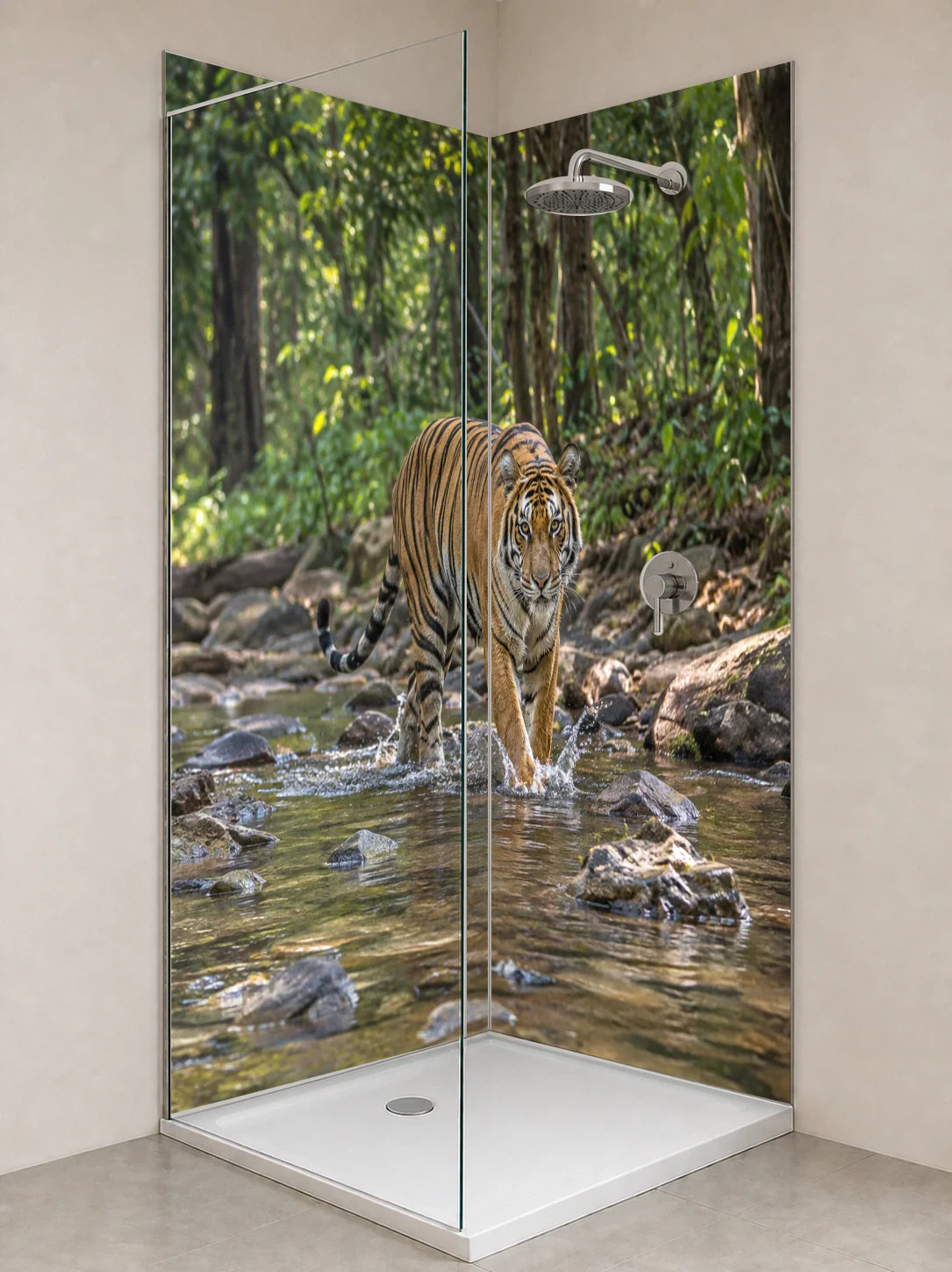 Duschrückwand „Tiger am Waldbach in Indien“ als installierte Rückwand in einer hellen Dusche