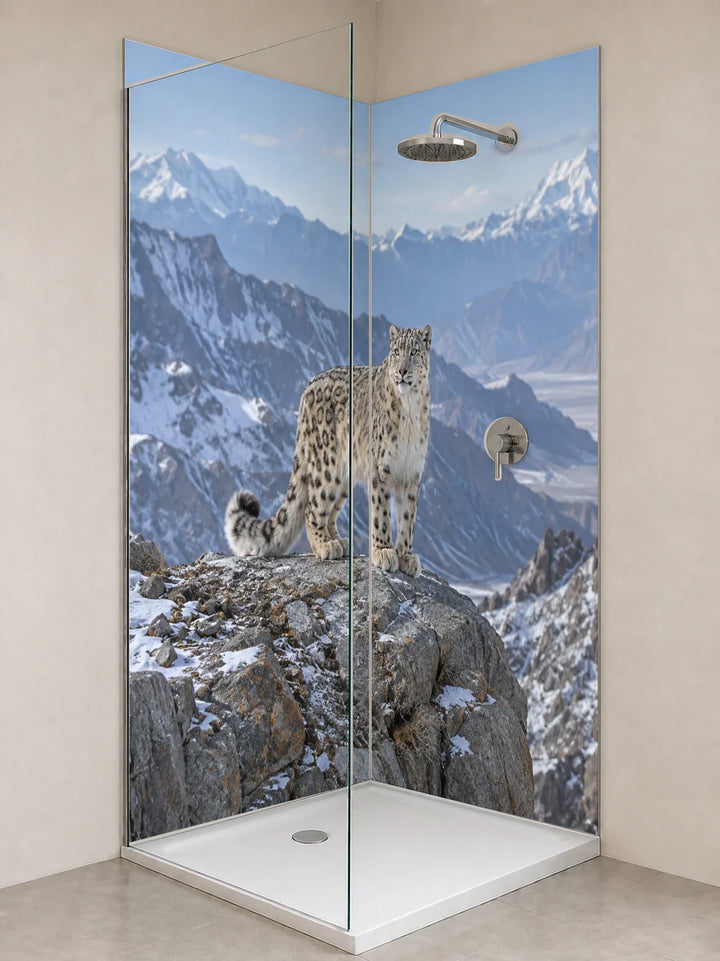 Duschrückwand „Schneeleopard auf Himalayafelsen“ als installierte Rückwand in einer hellen Dusche