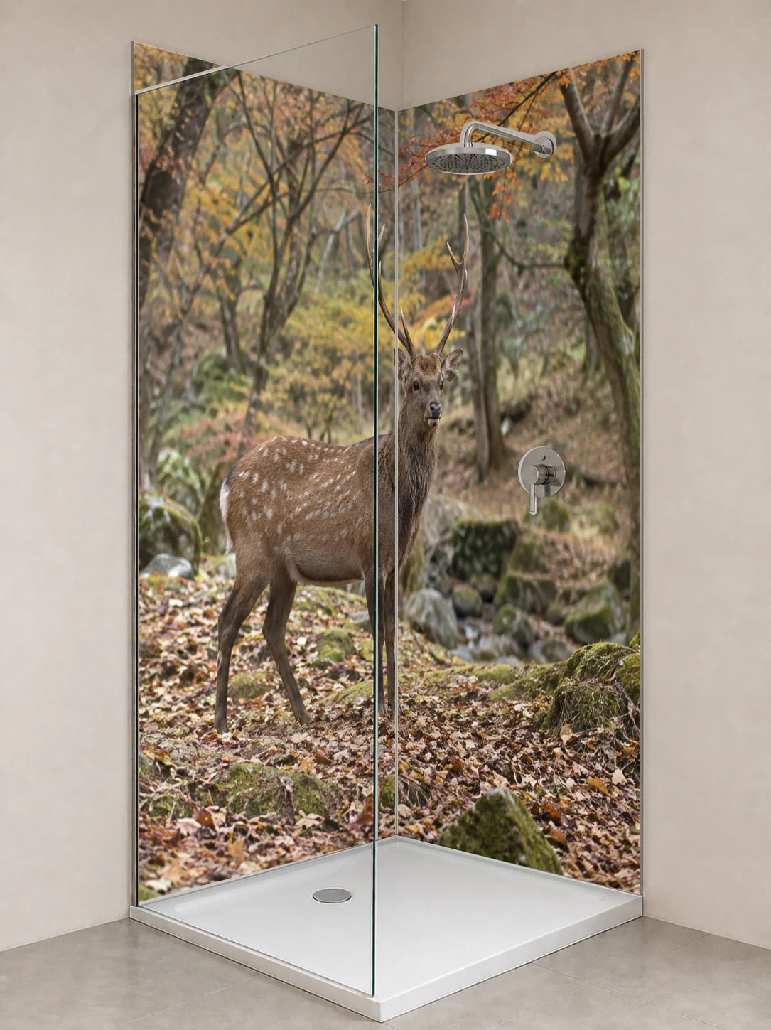 Duschrückwand „Sikahirsch im japanischen Herbstwald“ als installierte Rückwand in einer hellen Dusche