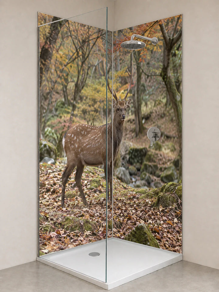 Duschrückwand „Sikahirsch im japanischen Herbstwald“ als installierte Rückwand in einer hellen Dusche