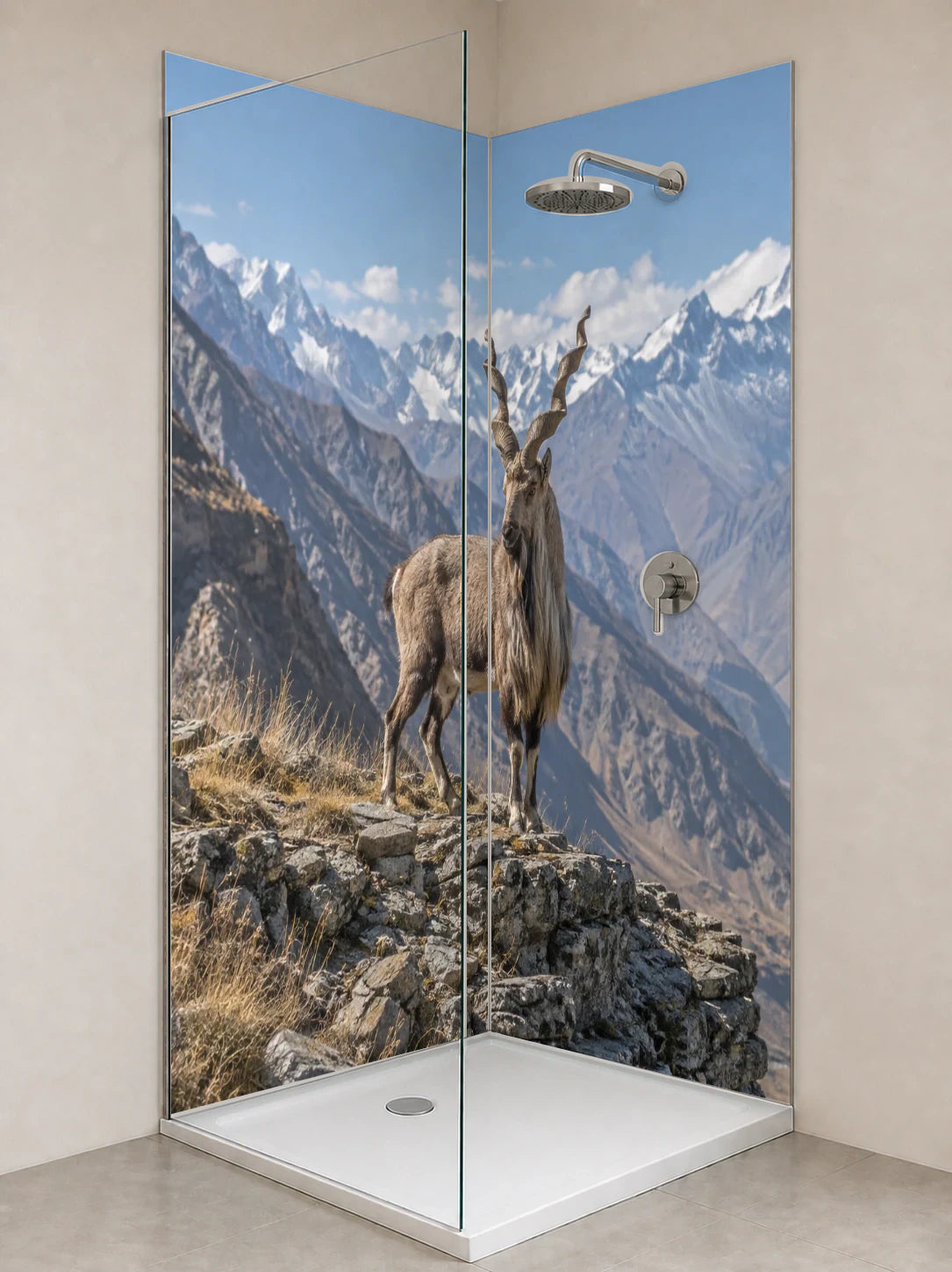 Duschrückwand „Markhor am Hang des Karakorum“ als installierte Rückwand in einer hellen Dusche