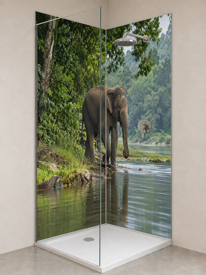 Duschrückwand „Asiatischer Elefant am Waldufer“ als installierte Rückwand in einer hellen Dusche