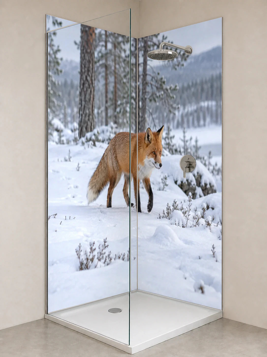 Duschrückwand „Rotfuchs im finnischen Schnee“ als installierte Rückwand in einer hellen Dusche