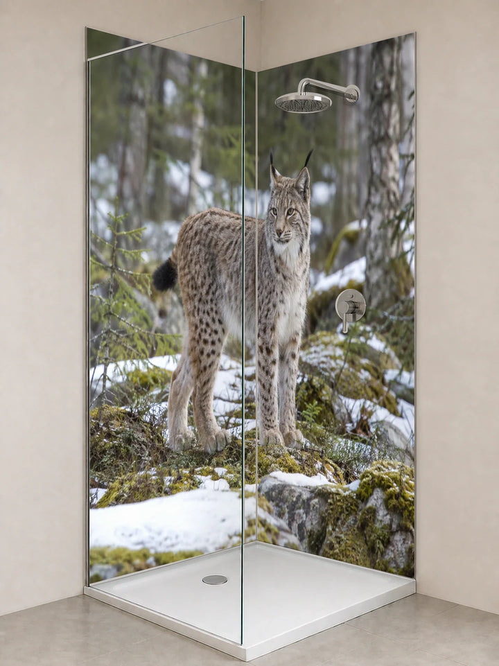 Duschrückwand „Luchs im skandinavischen Wald“ als installierte Rückwand in einer hellen Dusche