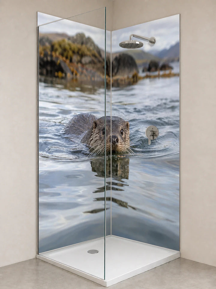 Duschrückwand „Fischotter an der schottischen Küste“ als installierte Rückwand in einer hellen Dusche