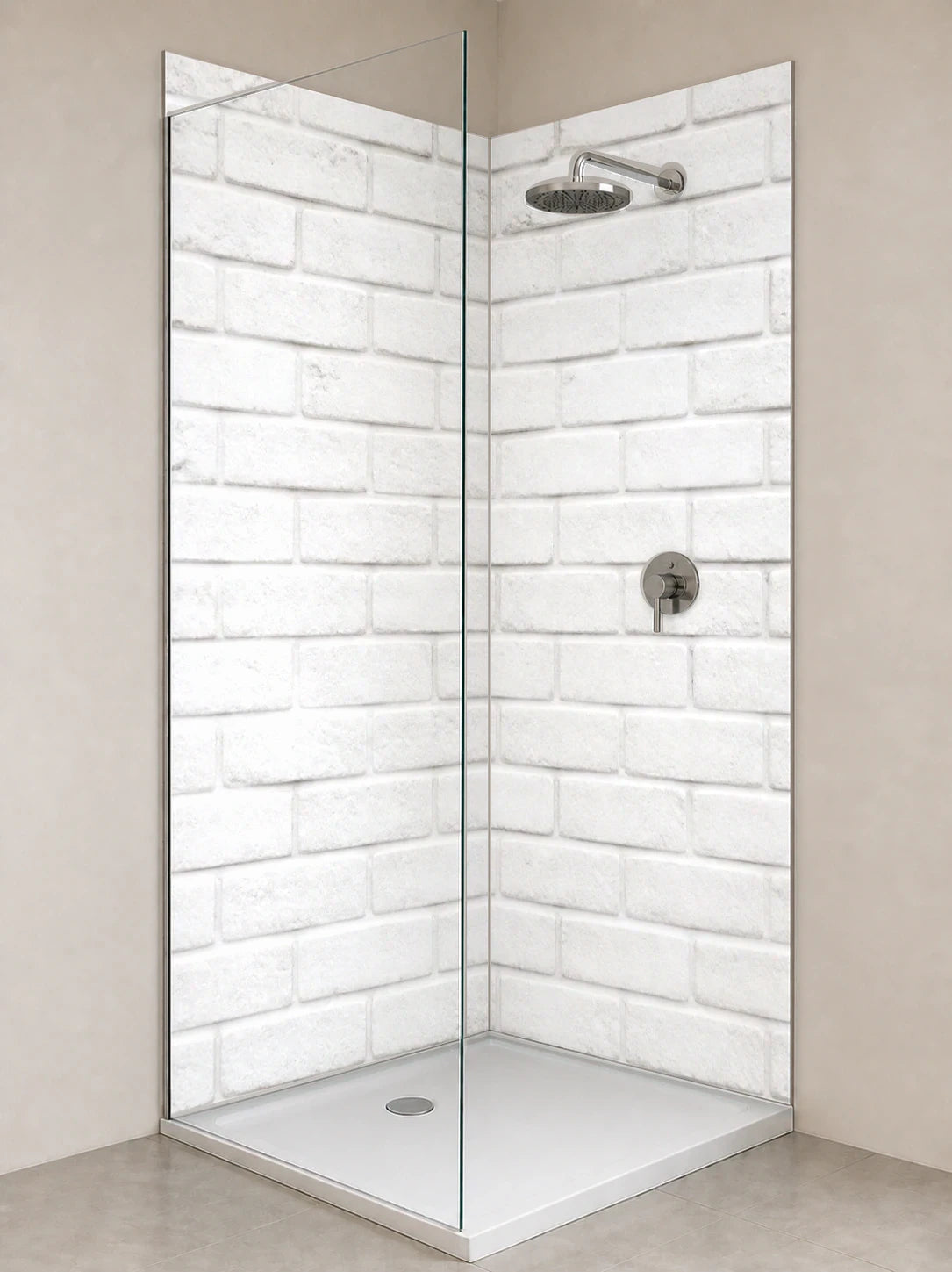 Duschrückwand „Weiße Ziegel in Tagesruhe“ als installierte Rückwand in einer hellen Dusche