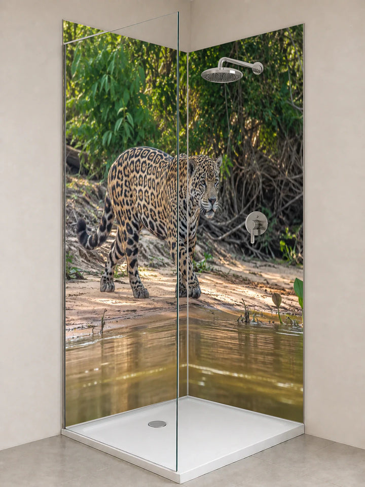 Duschrückwand „Jaguar am Ufer des Pantanal“ als installierte Rückwand in einer hellen Dusche