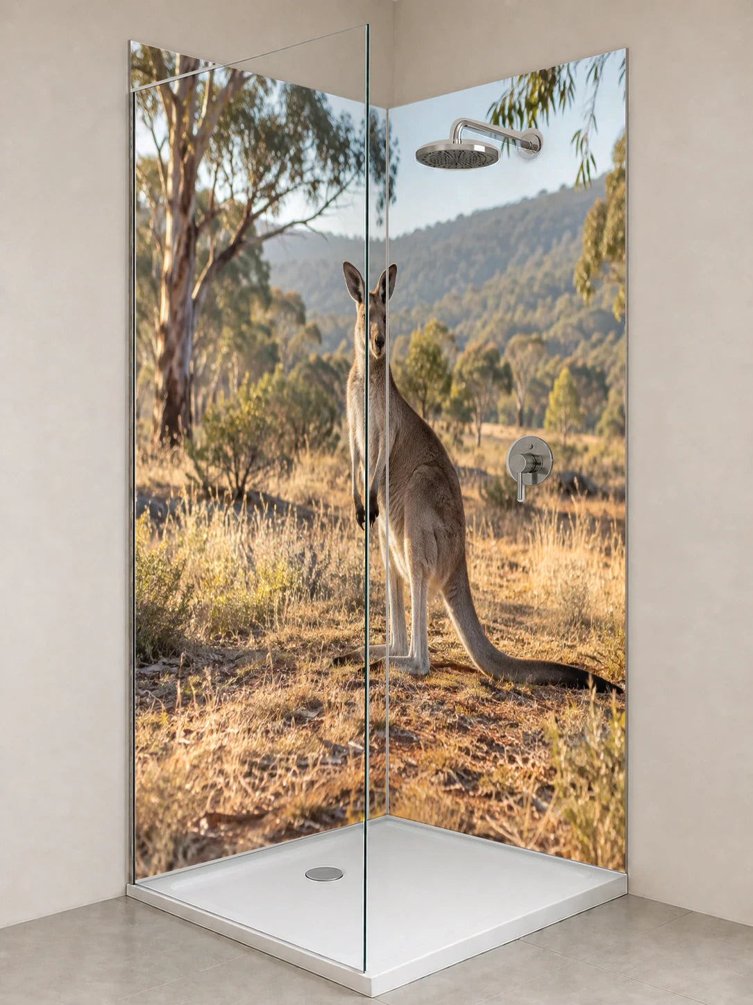 Duschrückwand „Känguru im australischen Morgenlicht“ als installierte Rückwand in einer hellen Dusche