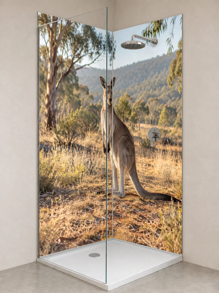 Duschrückwand „Känguru im australischen Morgenlicht“ als installierte Rückwand in einer hellen Dusche