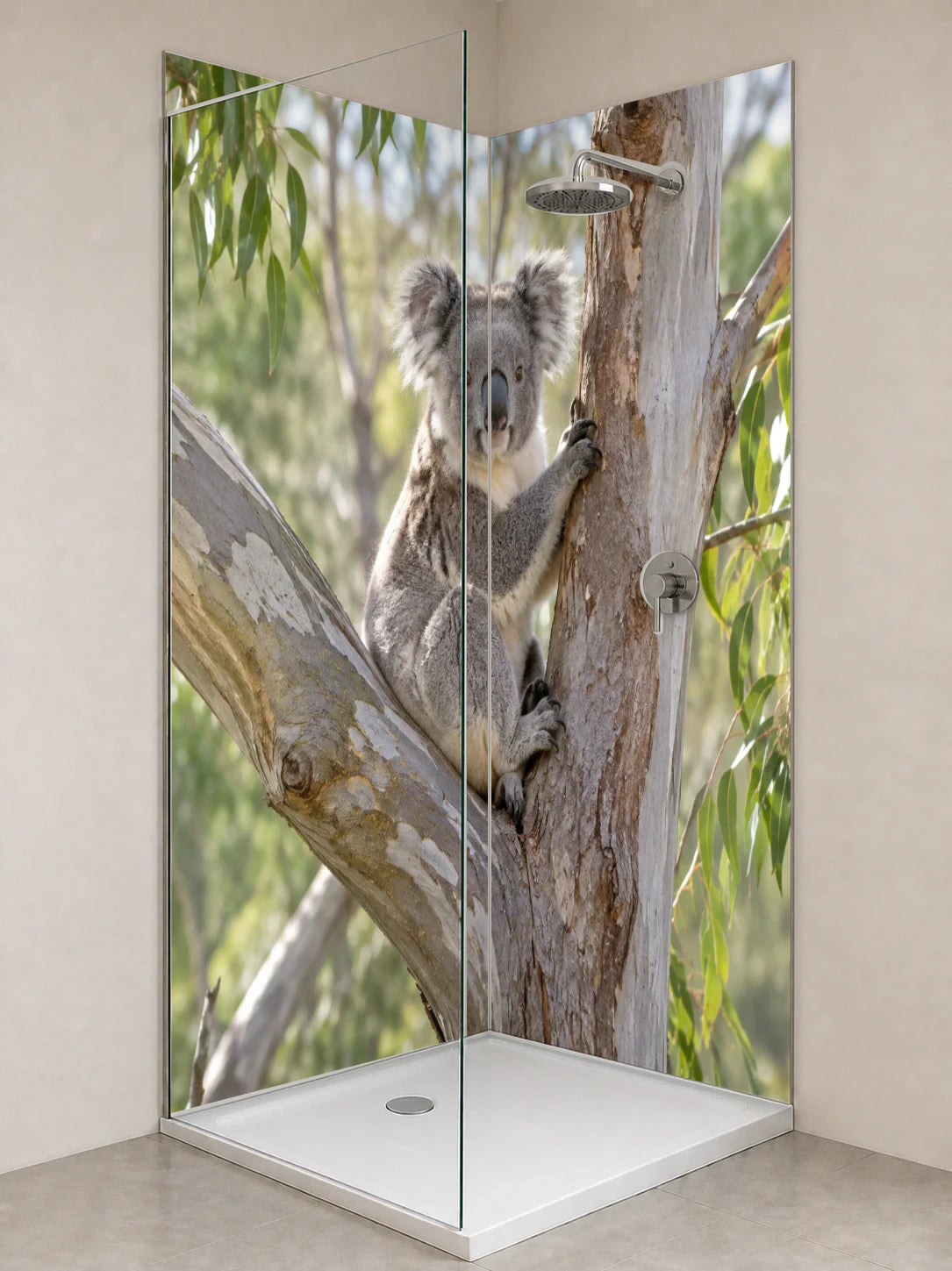 Duschrückwand „Koala in einer Eukalyptusgabel“ als installierte Rückwand in einer hellen Dusche
