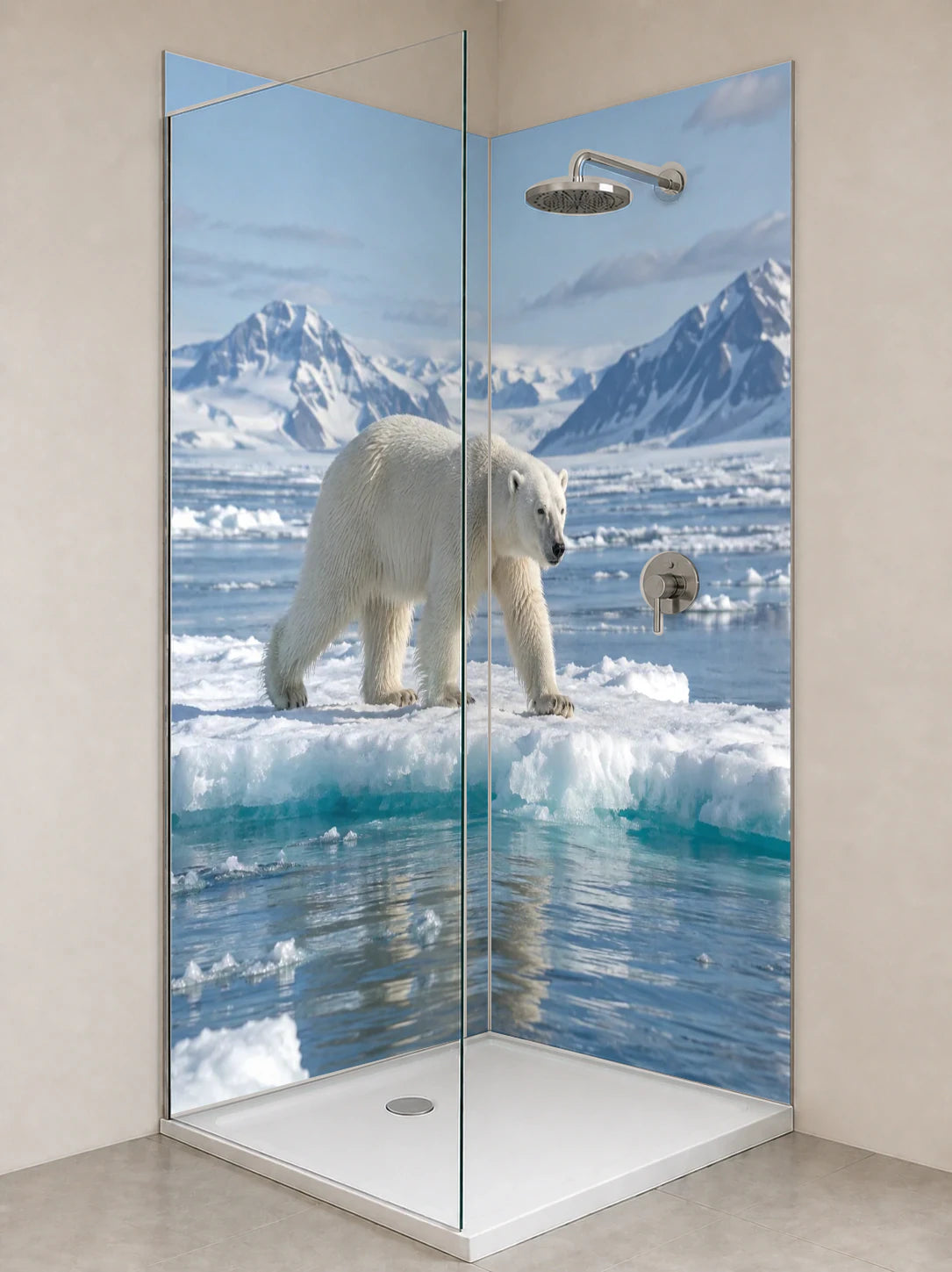 Duschrückwand „Eisbär an der Packeiskante“ als installierte Rückwand in einer hellen Dusche