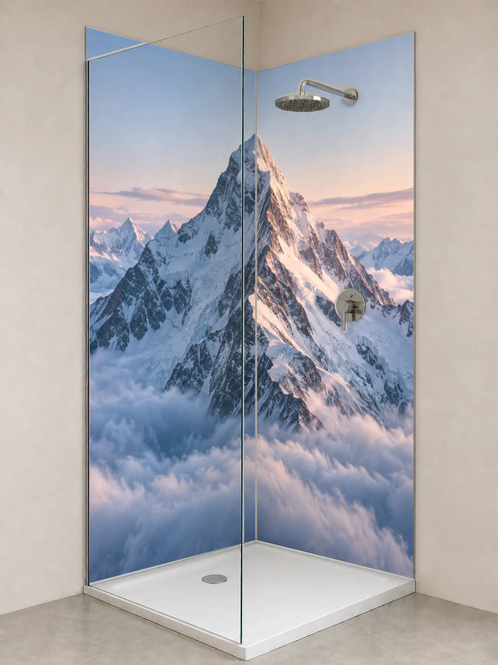 Duschrückwand „Schneegrat über dem Wolkenmeer“ als installierte Rückwand in einer hellen Dusche