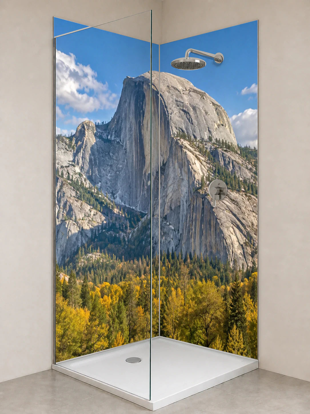 Duschrückwand „Granitkuppel über dem Herbsttal“ als installierte Rückwand in einer hellen Dusche