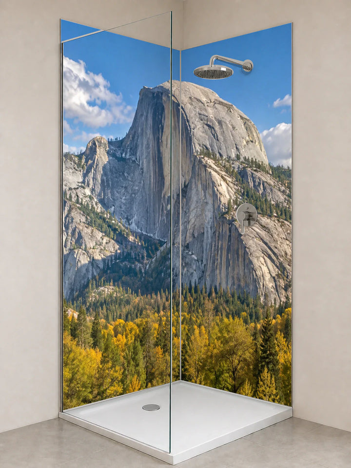 Duschrückwand „Granitkuppel über dem Herbsttal“ als installierte Rückwand in einer hellen Dusche
