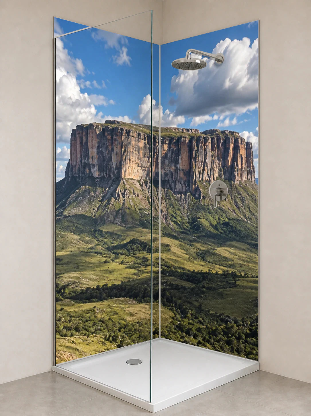Duschrückwand „Tafelberg unter wandernden Wolken“ als installierte Rückwand in einer hellen Dusche