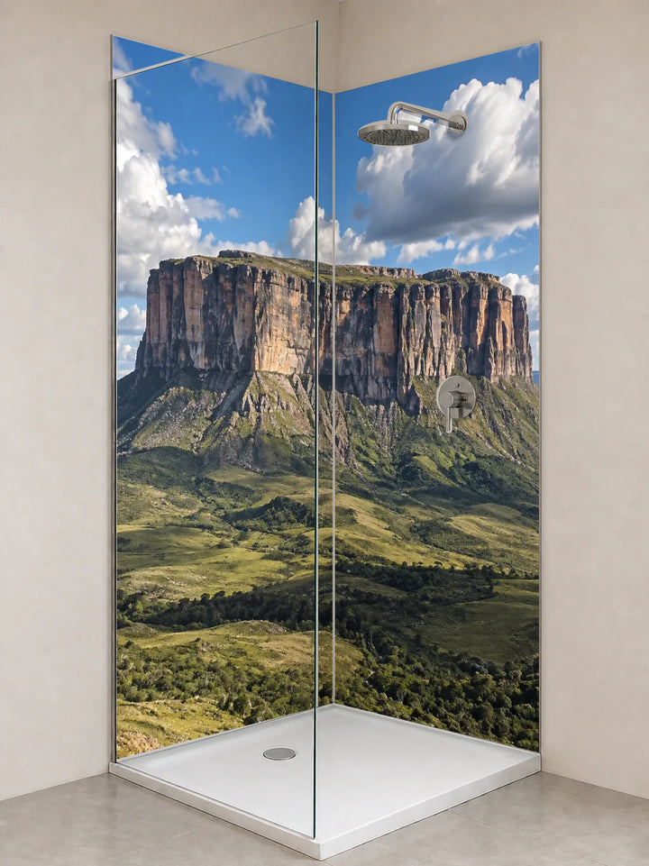 Duschrückwand „Tafelberg unter wandernden Wolken“ als installierte Rückwand in einer hellen Dusche