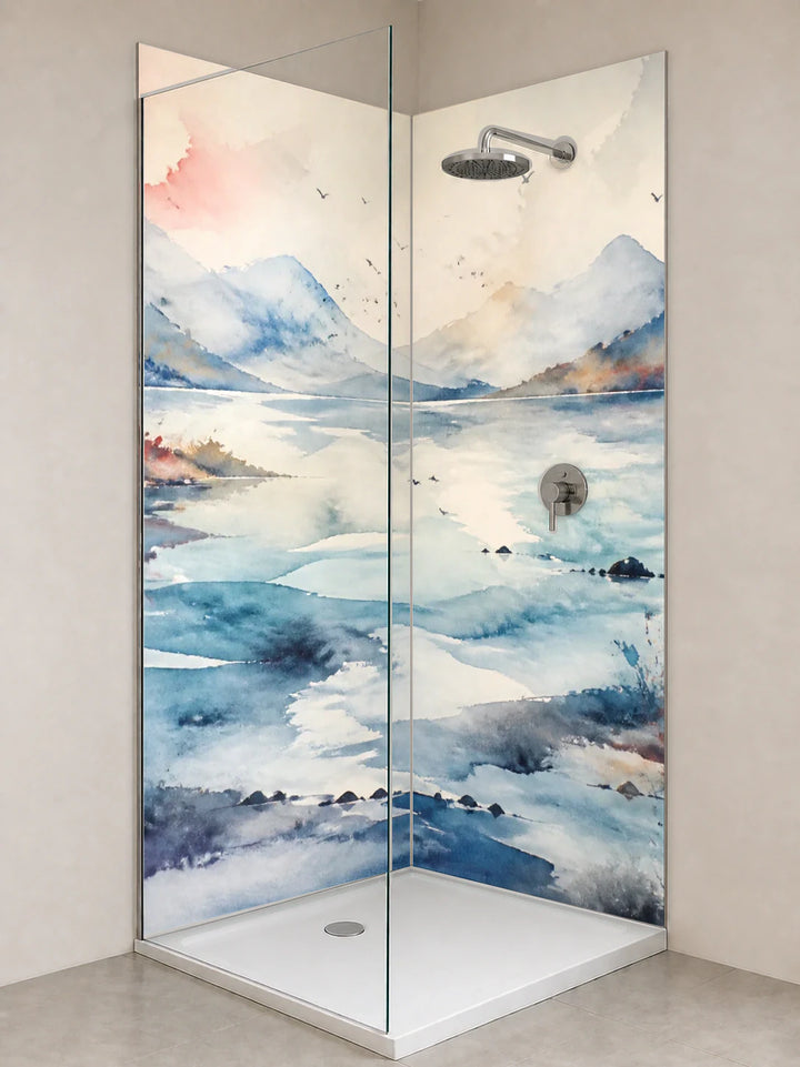 Duschrückwand „Aquarellsee in Fernblau“ als installierte Rückwand in einer hellen Dusche