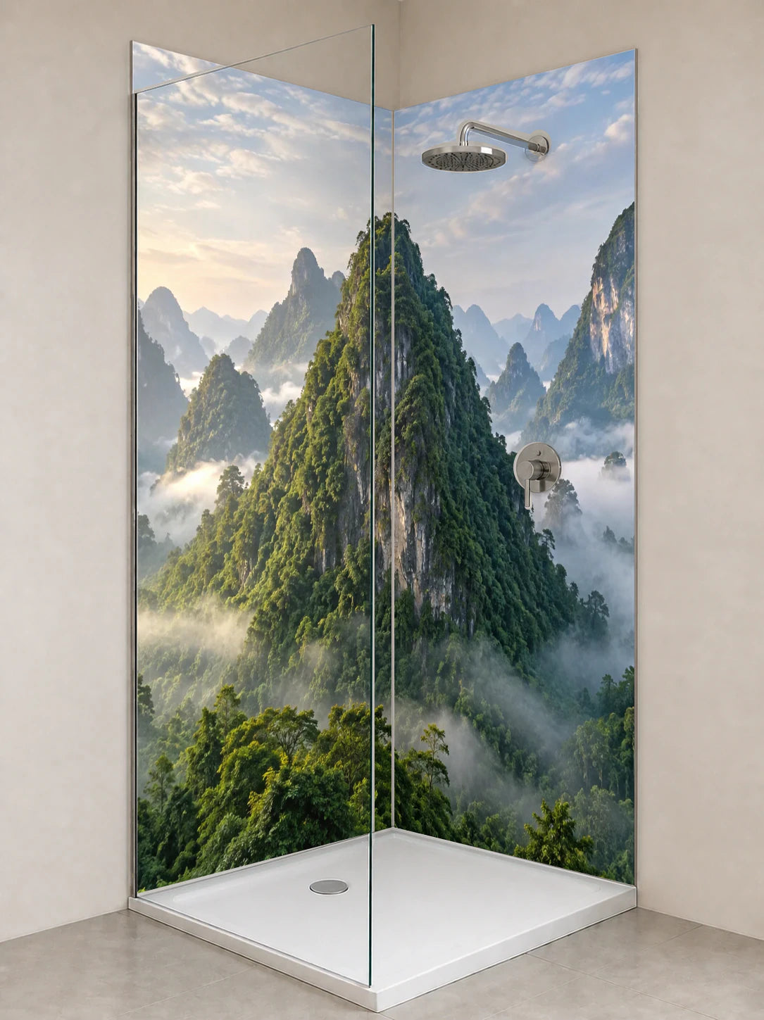 Duschrückwand „Karstberge im tropischen Morgennebel“ als installierte Rückwand in einer hellen Dusche