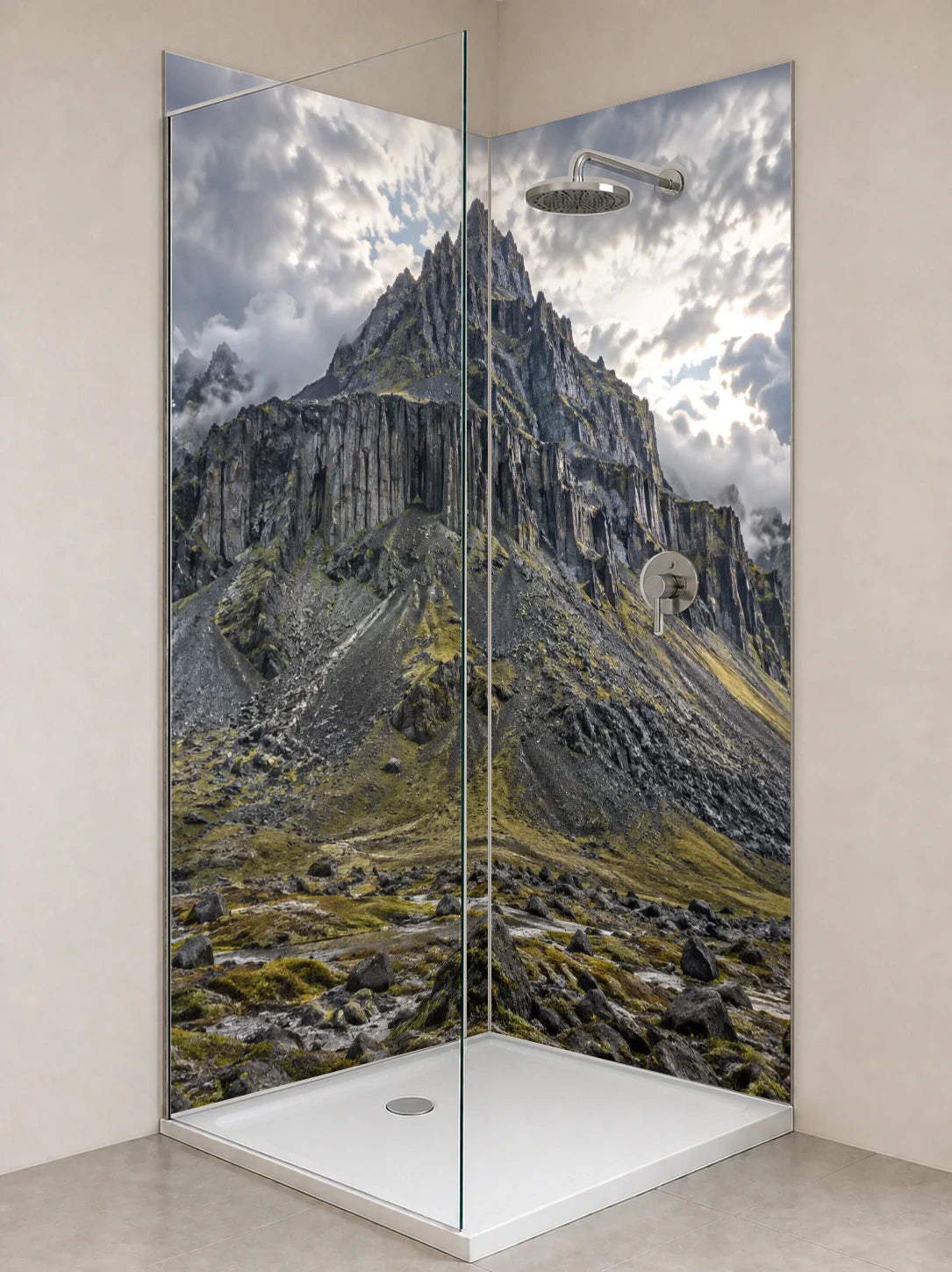 Duschrückwand „Basaltgipfel unter silbernen Wolken“ als installierte Rückwand in einer hellen Dusche