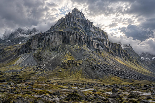 Motivvorschau „Basaltgipfel unter silbernen Wolken“ für Duschrückwand