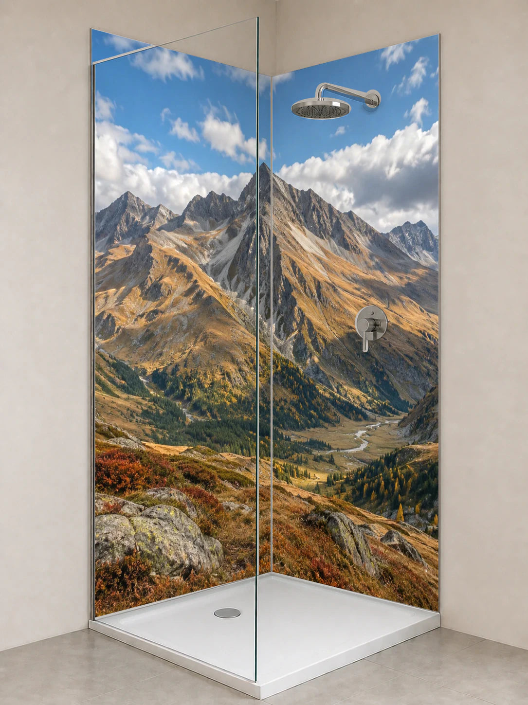 Duschrückwand „Schieferberge im Herbstwind“ als installierte Rückwand in einer hellen Dusche