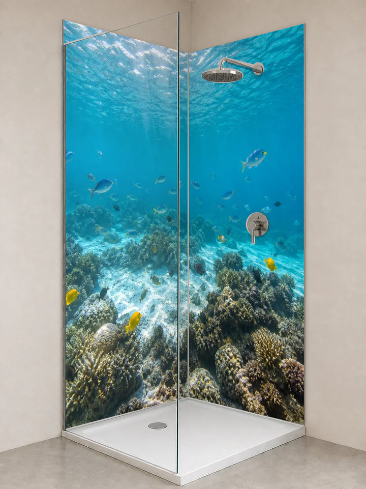 Duschrückwand „Fischschwarm im Türkislicht“ als installierte Rückwand in einer hellen Dusche