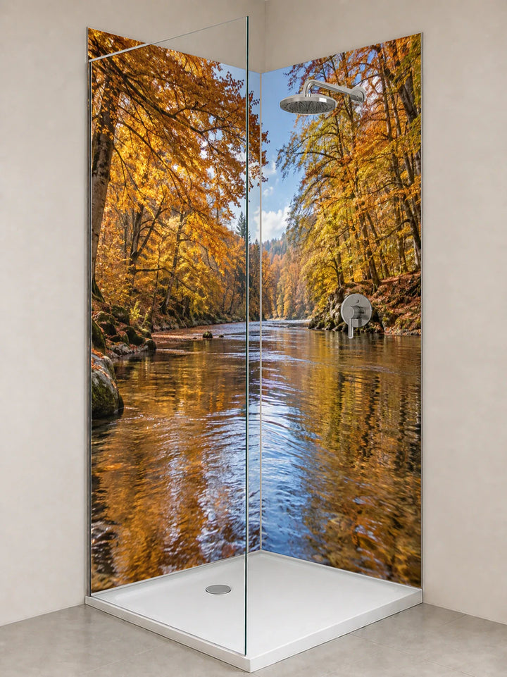 Duschrückwand „Herbstfluss unter goldenen Buchen“ als installierte Rückwand in einer hellen Dusche