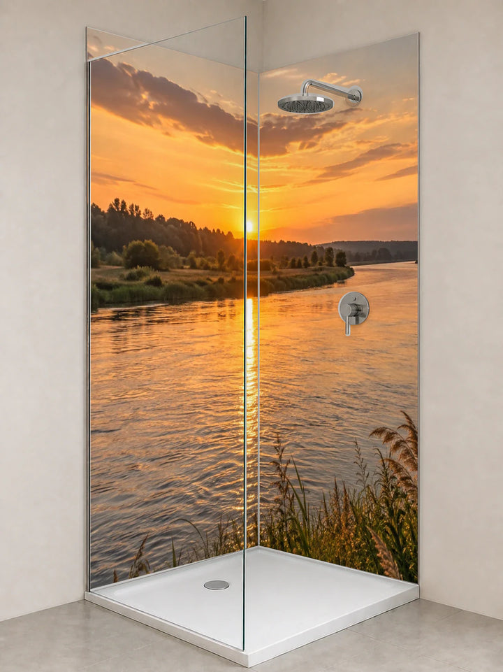 Duschrückwand „Goldenes Abendlicht auf dem Fluss“ als installierte Rückwand in einer hellen Dusche