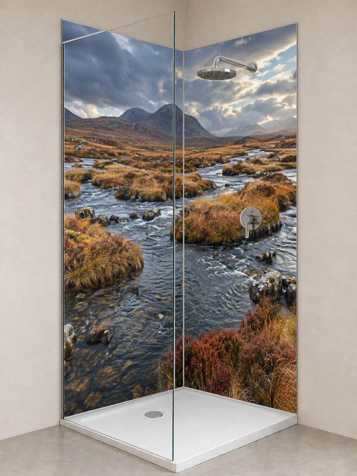 Duschrückwand „Flussarme im herbstlichen Moor“ als installierte Rückwand in einer hellen Dusche