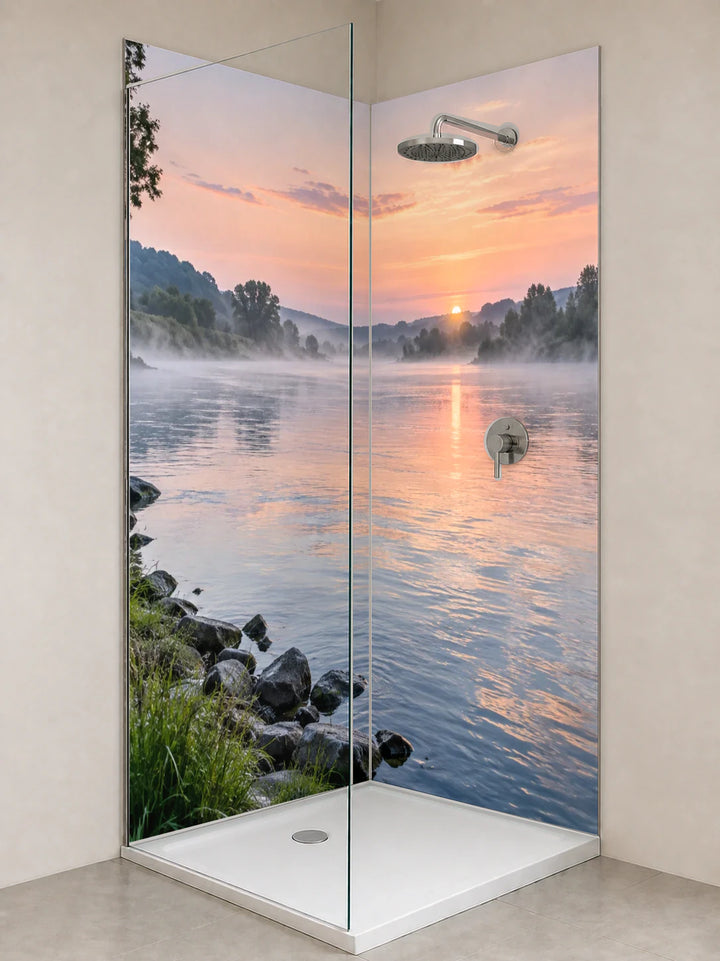 Duschrückwand „Breiter Fluss unter Morgennebel“ als installierte Rückwand in einer hellen Dusche