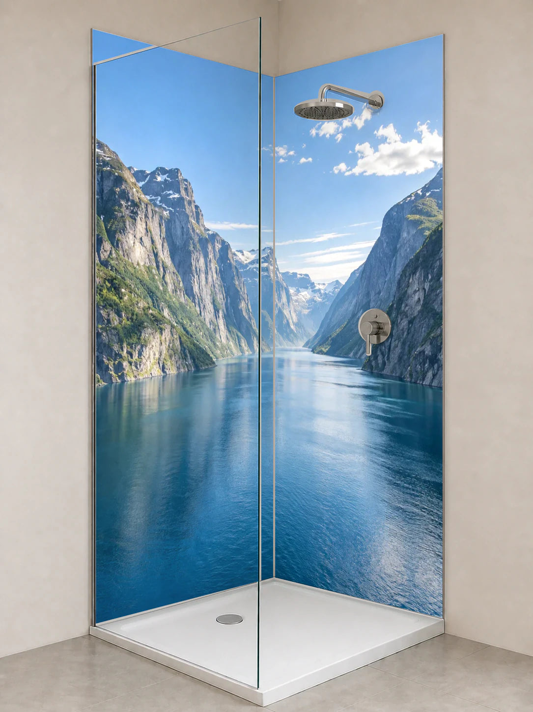Duschrückwand „Fjord zwischen steilen Granitwänden“ als installierte Rückwand in einer hellen Dusche