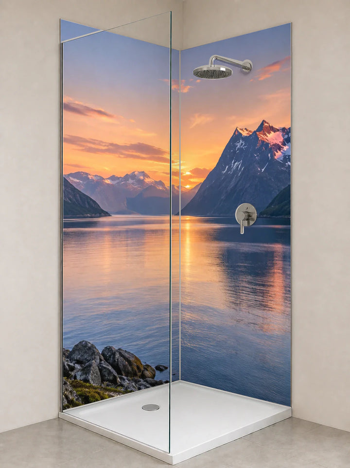 Duschrückwand „Fjord im nordischen Mitternachtslicht“ als installierte Rückwand in einer hellen Dusche