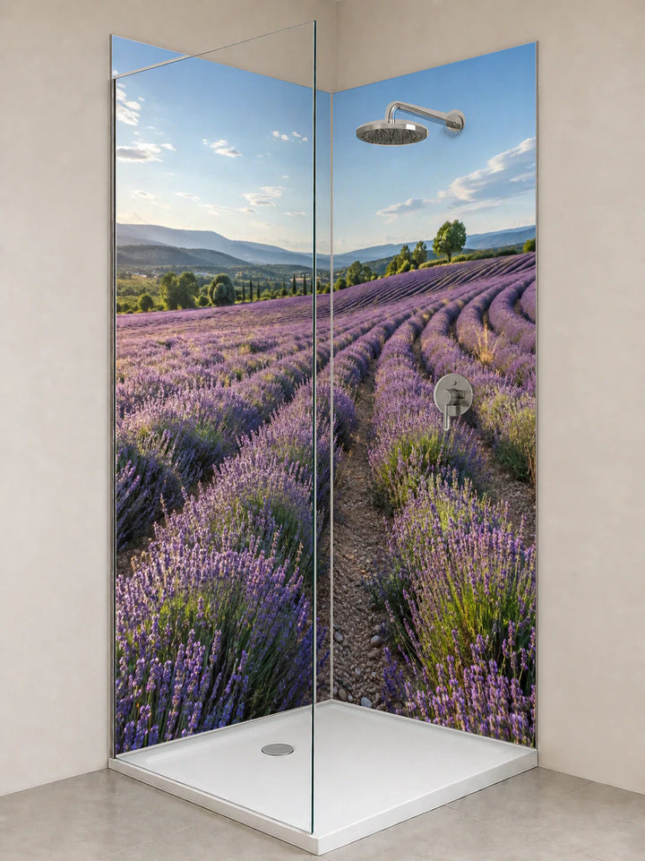 Duschrückwand „Lavendelfeld unter hellem Sommerhimmel“ als installierte Rückwand in einer hellen Dusche