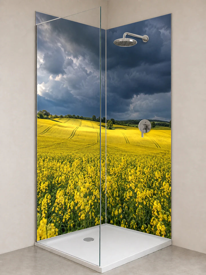Duschrückwand „Rapsfeld vor einem Frühlingsgewitter“ als installierte Rückwand in einer hellen Dusche