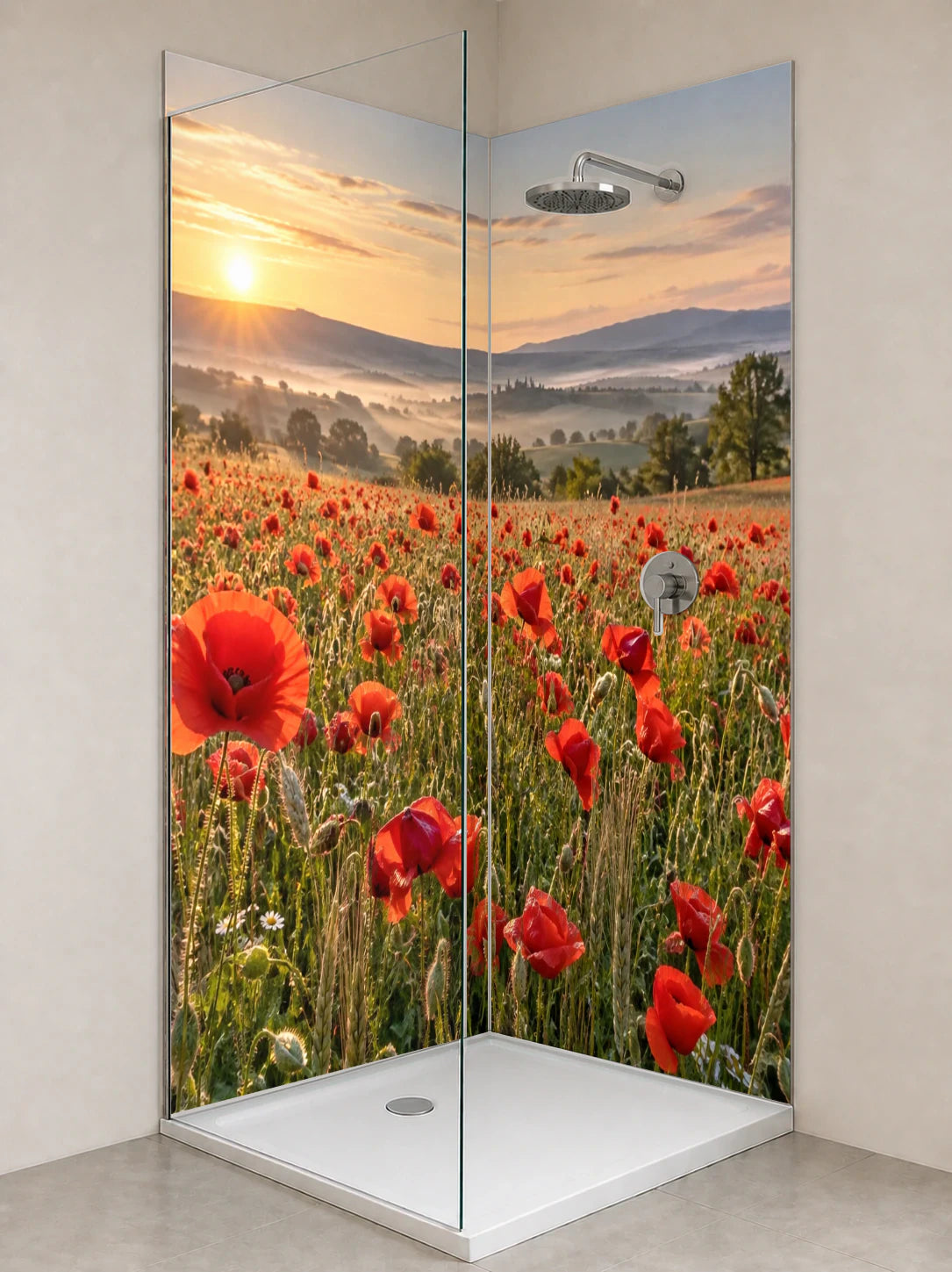 Duschrückwand „Mohnfeld am frühen Sommermorgen“ als installierte Rückwand in einer hellen Dusche