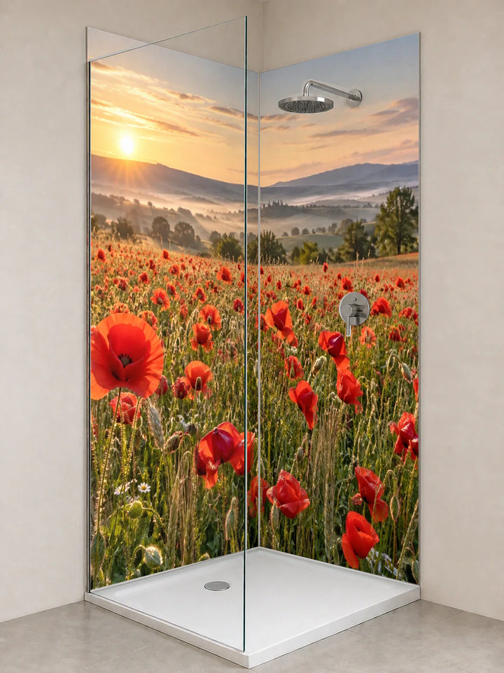 Duschrückwand „Mohnfeld am frühen Sommermorgen“ als installierte Rückwand in einer hellen Dusche