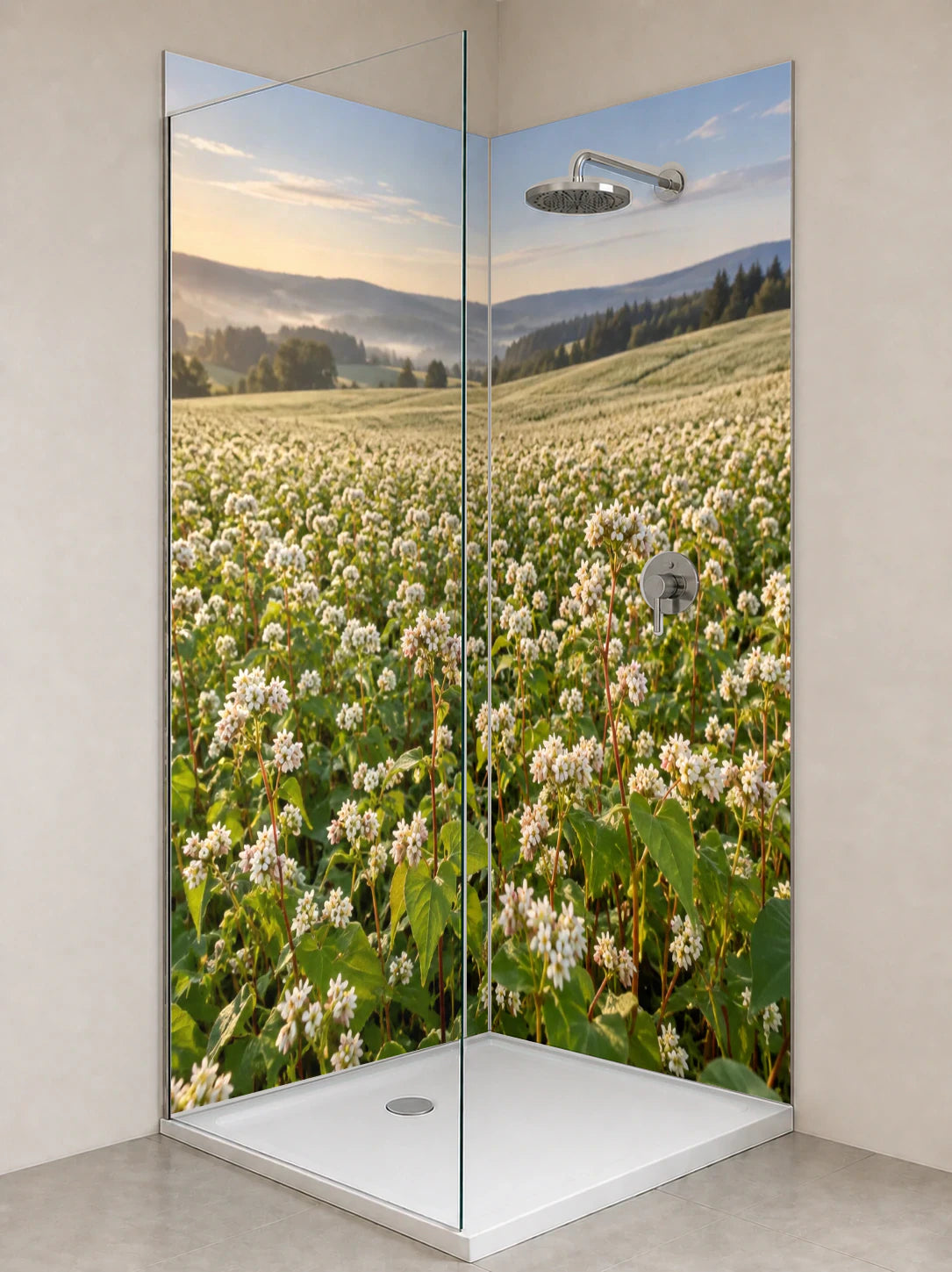 Duschrückwand „Buchweizenfeld mit weißen Blüten“ als installierte Rückwand in einer hellen Dusche