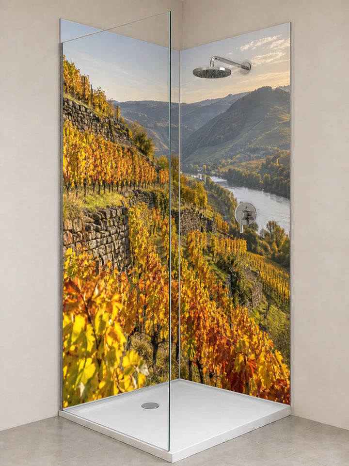 Duschrückwand „Weinbergterrassen im Herbstlicht“ als installierte Rückwand in einer hellen Dusche