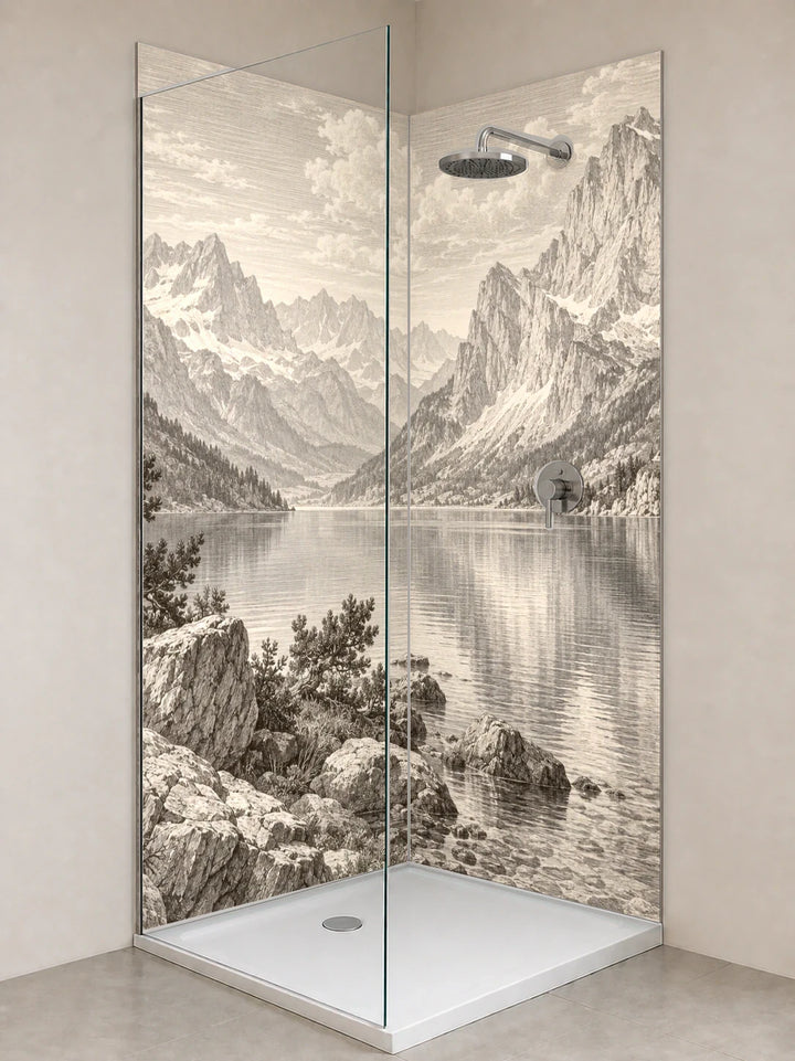 Duschrückwand „Alpensee im Morgenlicht – Kupferstich“ als installierte Rückwand in einer hellen Dusche