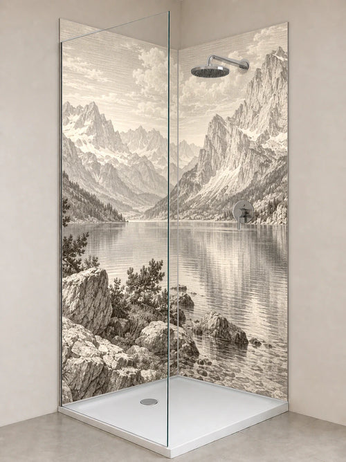 Duschrückwand „Alpensee im Morgenlicht – Kupferstich“ als installierte Rückwand in einer hellen Dusche