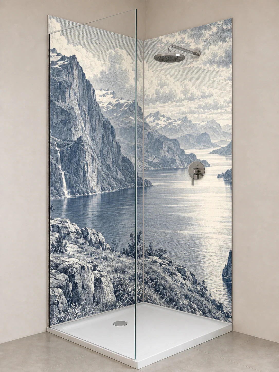 Duschrückwand „Fjord unter ziehenden Wolken – Kupferstich“ als installierte Rückwand in einer hellen Dusche
